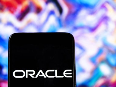 Kiev, Ukrayna - 14 Aralık 2018: Oracle Corporation bilgisayar yazılım şirketi logo akıllı telefon görüntülenen gördüm.