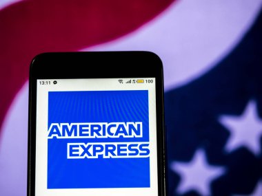 Kiev, Ukrayna - 14 Aralık 2018: American Express finansal hizmetler şirket logosu akıllı telefon görüntülenen gördüm.