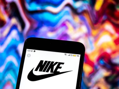 Kiev, Ukrayna - 14 Aralık 2018: Nike Ayakkabı Şirket logosu üretim akıllı telefon görüntülenen gördüm.