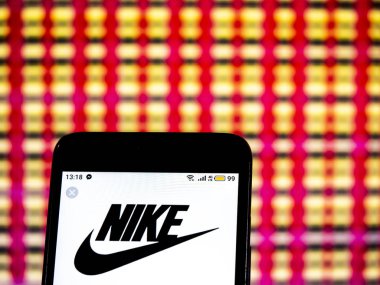 Kiev, Ukrayna - 14 Aralık 2018: Nike Ayakkabı Şirket logosu üretim akıllı telefon görüntülenen gördüm.