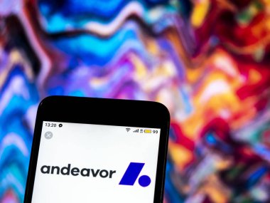 Kiev, Ukrayna - 14 Aralık 2018: Andeavor petrol rafinerileri şirket logosu akıllı telefon görüntülenen gördüm.