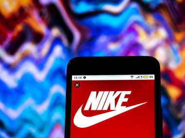 Kiev, Ukrayna - 14 Aralık 2018: Nike Ayakkabı Şirket logosu üretim akıllı telefon görüntülenen gördüm.