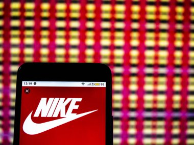 Kiev, Ukrayna - 14 Aralık 2018: Nike Ayakkabı Şirket logosu üretim akıllı telefon görüntülenen gördüm.