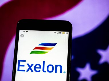 Kiev, Ukrayna - 14 Aralık 2018: Exelon nükleer elektrik enerjisi üretimi şirket logosu akıllı telefon görüntülenen gördüm.
