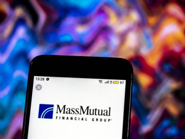 Kiev, Ukrayna - 14 Aralık 2018: Massachusetts karşılıklı hayat sigortası şirket logosu akıllı telefon görüntülenen gördüm.