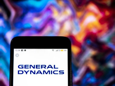 Kiev, Ukrayna - 14 Aralık 2018: General Dynamics uzay ve savunma şirket logosu akıllı telefon görüntülenen gördüm.