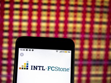 Kiev, Ukrayna - 14 Aralık 2018: Intl Fcstone finansal hizmetler şirket logosu akıllı telefon görüntülenen gördüm.