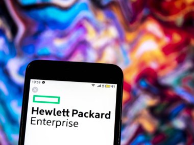 Kiev, Ukrayna - 14 Aralık 2018: Hewlett Packard kurumsal bilgi teknolojisi şirket logosu akıllı telefon görüntülenen gördüm.