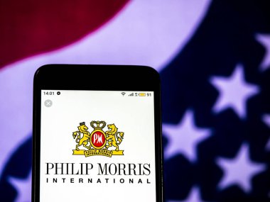 Kiev, Ukrayna - 14 Aralık 2018: Philip Morris International Sigara Şirket logosu akıllı telefon görüntülenen gördüm.