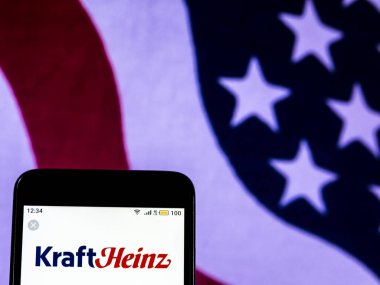 Kiev, Ukrayna - 15 Aralık 2018: Kraft Heinz şirket logosu akıllı telefon görüntülenen gördüm.