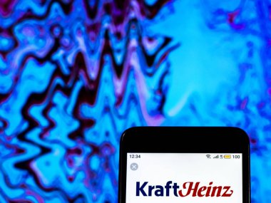 Kiev, Ukrayna - 15 Aralık 2018: Kraft Heinz şirket logosu akıllı telefon görüntülenen gördüm.