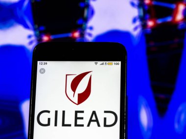 Kiev, Ukrayna - 15 Aralık 2018: Gilead Sciences biyoteknoloji şirket logosu akıllı telefon görüntülenen gördüm.