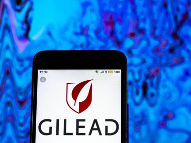 Kiev, Ukrayna - 15 Aralık 2018: Gilead Sciences biyoteknoloji şirket logosu akıllı telefon görüntülenen gördüm.