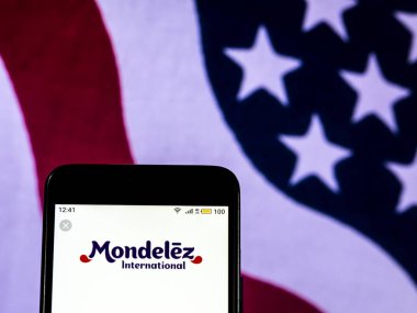 Kiev, Ukrayna - 15 Aralık 2018: Mondelez uluslararası şirket logosu akıllı telefon görüntülenen gördüm.