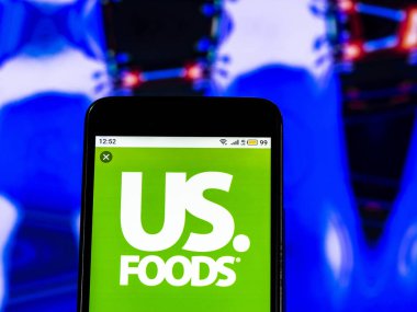 Kiev, Ukrayna - 15 Aralık 2018: Bize gıdalar şirket logosu akıllı telefon görüntülenen gördüm.