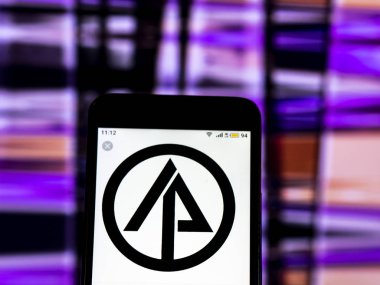 Kiev, Ukrayna - 16 Aralık 2018: Uluslararası kağıt şirket logosu akıllı telefon görüntülenen gördüm.