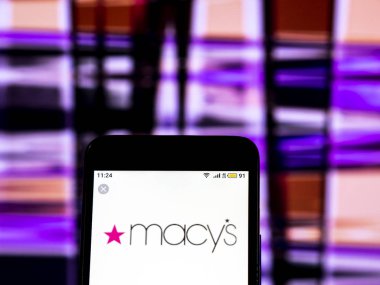 Kiev, Ukrayna - 16 Aralık 2018: Macy's Mağazası şirket logosu akıllı telefon görüntülenen gördüm.