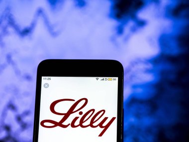 Kiev, Ukrayna - 16 Aralık 2018: Eli Lilly ve akıllı telefon görülen ilaç şirket logosu görüntülenen Şirket.