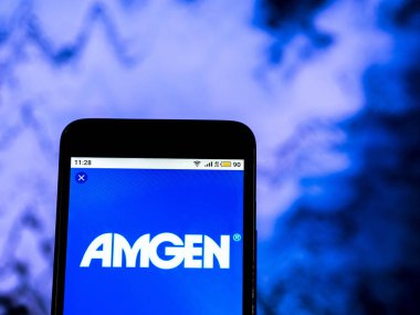 Kiev, Ukrayna - 16 Aralık 2018: Amgen biyoteknoloji şirket logosu akıllı telefon görüntülenen gördüm.
