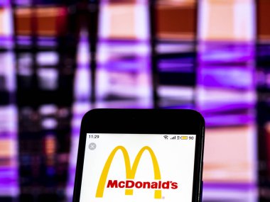 Kiev, Ukrayna - 16 Aralık 2018: Mcdonald's Fast food şirket logosu akıllı telefon görüntülenen gördüm.