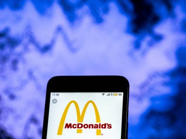 Kiev, Ukrayna - 16 Aralık 2018: Mcdonald's Fast food şirket logosu akıllı telefon görüntülenen gördüm.