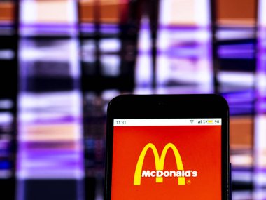 Kiev, Ukrayna - 16 Aralık 2018: Mcdonald's Fast food şirket logosu akıllı telefon görüntülenen gördüm.