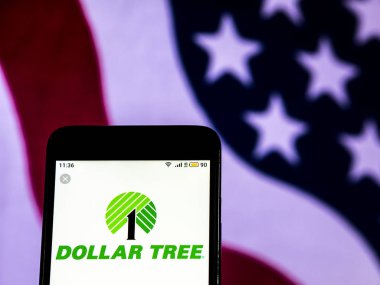 Kiev, Ukrayna - 16 Aralık 2018: Doları ağaç indirim mağazası şirket logosu akıllı telefon görüntülenen gördüm.