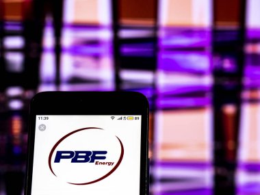 Kiev, Ukrayna - 16 Aralık 2018: Pbf enerji petrol arıtma işleme şirket logosu akıllı telefon görüntülenen gördüm.