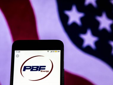 Kiev, Ukrayna - 16 Aralık 2018: Pbf enerji petrol arıtma işleme şirket logosu akıllı telefon görüntülenen gördüm.