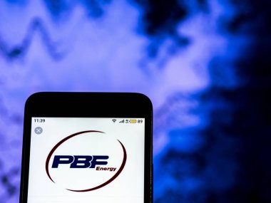 Kiev, Ukrayna - 16 Aralık 2018: Pbf enerji petrol arıtma işleme şirket logosu akıllı telefon görüntülenen gördüm.