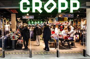 Kiev, Ukrayna - 16 Aralık 2018: Cropp mağaza Pramid alışveriş merkezinde