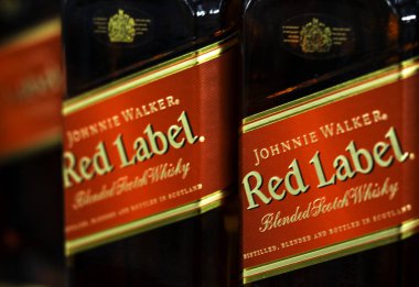 Kiev, Ukrayna - 16 Aralık 2018: Johnie Walker Red Label viski deposuna