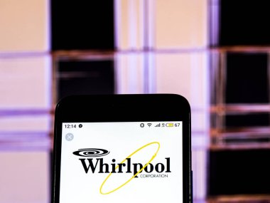 Kiev, Ukrayna - 17 Aralık 2018: Whirlpool şirketi ev cihazı şirket logo akıllı telefon görüntülenen gördüm