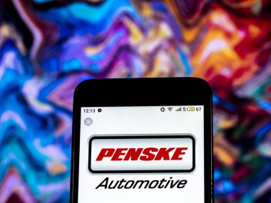 Kiev, Ukrayna - 17 Aralık 2018: Penske kamyon kiralama şirket logosu akıllı telefon görüntülenen gördüm