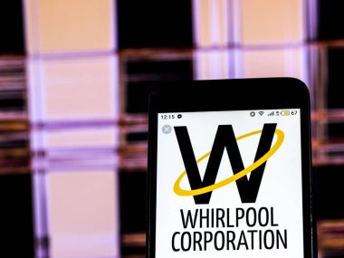 Kiev, Ukrayna - 17 Aralık 2018: Whirlpool şirketi ev cihazı şirket logo akıllı telefon görüntülenen gördüm