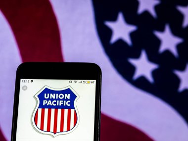 Kiev, Ukrayna - 17 Aralık 2018: Union Pacific Demiryolu taşıma şirket logosu akıllı telefon görüntülenen gördüm