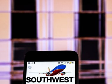 Kiev, Ukrayna - 17 Aralık 2018: Southwest Airlines logo akıllı telefon görüntülenen gördüm