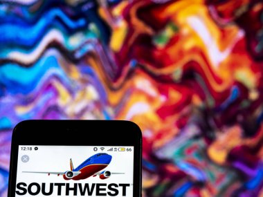 Kiev, Ukrayna - 17 Aralık 2018: Southwest Airlines logo akıllı telefon görüntülenen gördüm