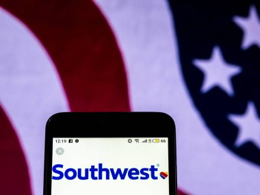 Kiev, Ukrayna - 17 Aralık 2018: Southwest Airlines logo akıllı telefon görüntülenen gördüm