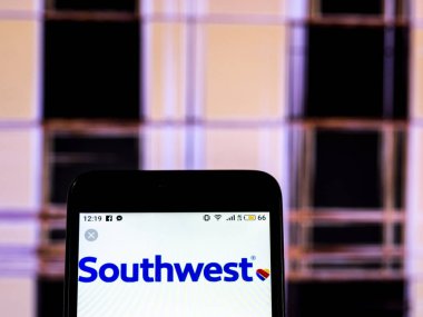 Kiev, Ukrayna - 17 Aralık 2018: Southwest Airlines logo akıllı telefon görüntülenen gördüm