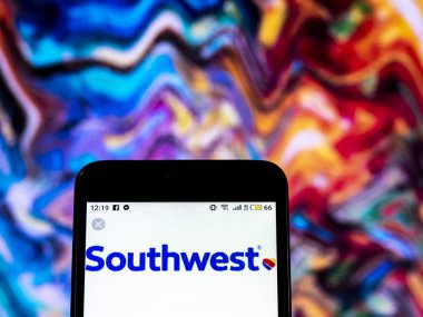 Kiev, Ukrayna - 17 Aralık 2018: Southwest Airlines logo akıllı telefon görüntülenen gördüm