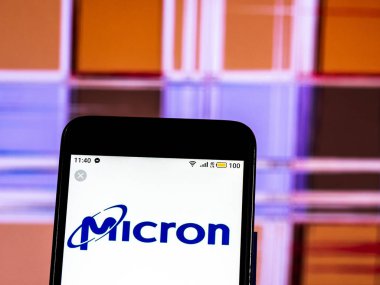 Kiev, Ukrayna - 18 Aralık 2018: Mikron Technology Corporation logo akıllı telefon görüntülenen gördüm