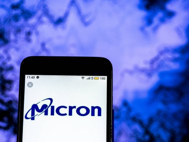 Kiev, Ukrayna - 18 Aralık 2018: Mikron Technology Corporation logo akıllı telefon görüntülenen gördüm