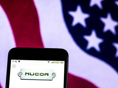 Kiev, Ukrayna - 18 Aralık 2018: Suudi çelik üretim şirket logosu akıllı telefon görüntülenen gördüm