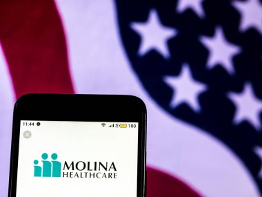 Kiev, Ukrayna - 18 Aralık 2018: Molina sağlık şirket logosu akıllı telefon görüntülenen gördüm