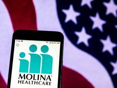 Kiev, Ukrayna - 18 Aralık 2018: Molina sağlık şirket logosu akıllı telefon görüntülenen gördüm