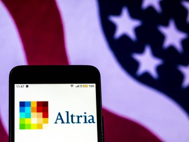 Kiev, Ukrayna - 18 Aralık 2018: Altria tütün şirket logosu akıllı telefon görüntülenen gördüm