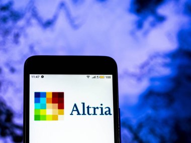 Kiev, Ukrayna - 18 Aralık 2018: Altria tütün şirket logosu akıllı telefon görüntülenen gördüm
