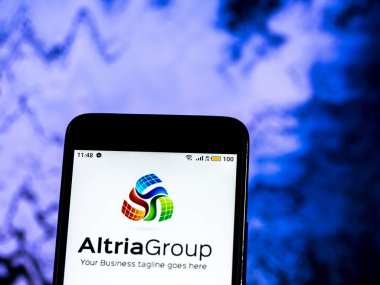 Kiev, Ukrayna - 18 Aralık 2018: Altria tütün şirket logosu akıllı telefon görüntülenen gördüm