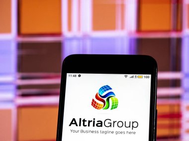 Kiev, Ukrayna - 18 Aralık 2018: Altria tütün şirket logosu akıllı telefon görüntülenen gördüm